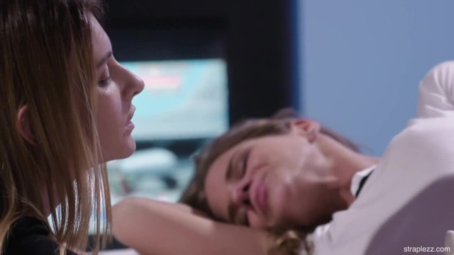 Лесби любят мощный страпон - #2