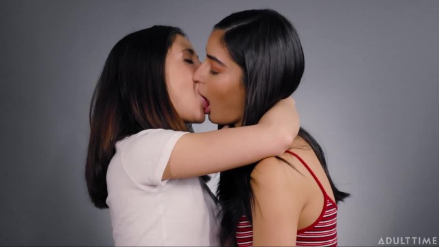 Сочные пилотки лесбиянок - #3